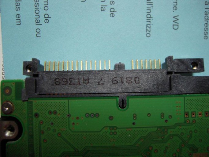 A02-2 Closeup on connectors Seagate Momentus 5400.3.jpg