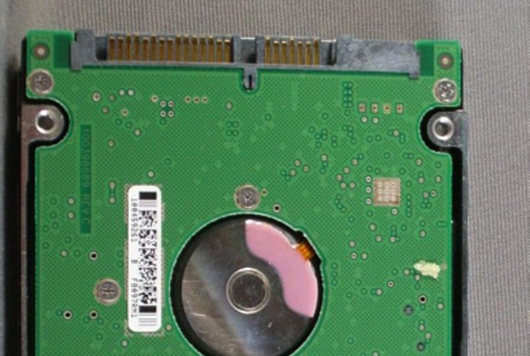 A02-4 Closeup on connectors WITHOUT adapter Seagate Momentus 5400.3.jpg